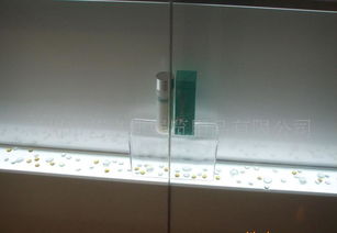 展柜批發(fā)零售一站式采購(gòu)指南 廠家直銷(xiāo)價(jià)格、貨架選擇與化妝品展架搭配技巧